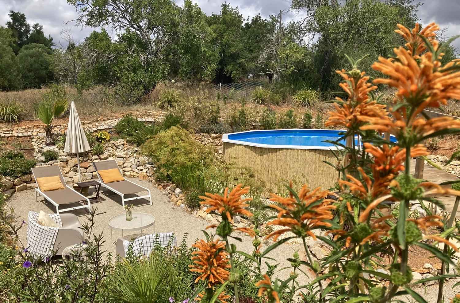 zwembad omgeven door glooiende tuin | Quinta Maragota Oost Algarve