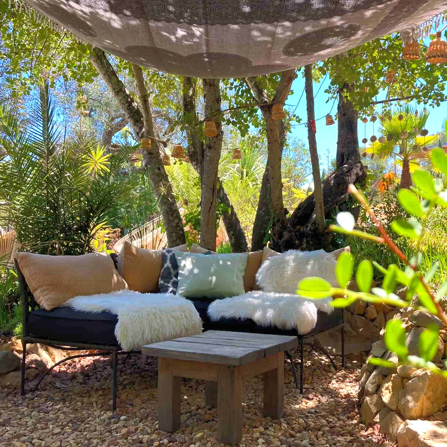 relaxing area in garden | accommodation Quinta Maragota East Algarve